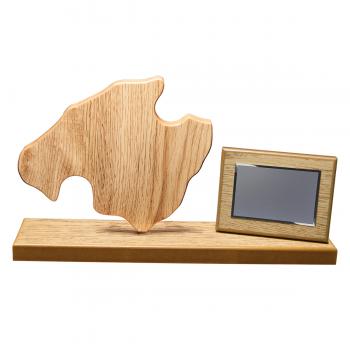 Mapa madera Mallorca roble natural con base alargada y placa (Frontal)