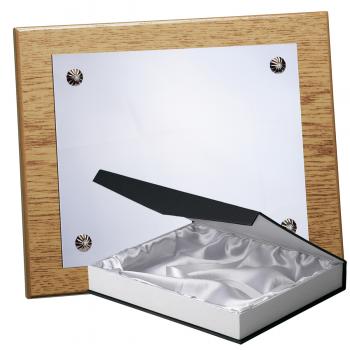 Kit placa de madera color roble natural, aluminio y estuche lujo, serie P040B-50830 (Frontal)