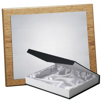 Kit placa de madera color roble natural, aluminio y estuche lujo, serie P070B-50890 (Frontal)