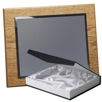 Kit placa de madera color roble natural, aluminio y estuche lujo, serie P310B-50830 (Frontal)