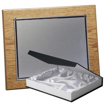 Kit placa de madera color roble natural, aluminio y estuche lujo, serie P400B-50890 (Frontal)