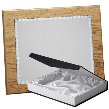 Kit placa de madera color roble natural, aluminio y estuche lujo, serie P520B-50890 (Frontal)
