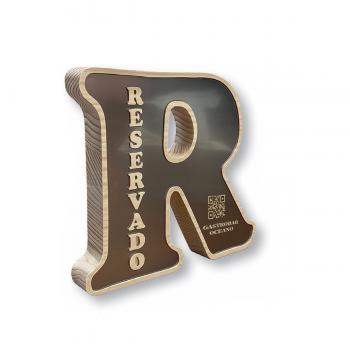 Letra R pino reservado bar
