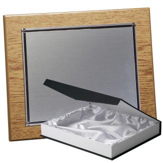 Kit placa de madera color roble natural, aluminio y estuche lujo, serie P400B-50890 (Frontal)